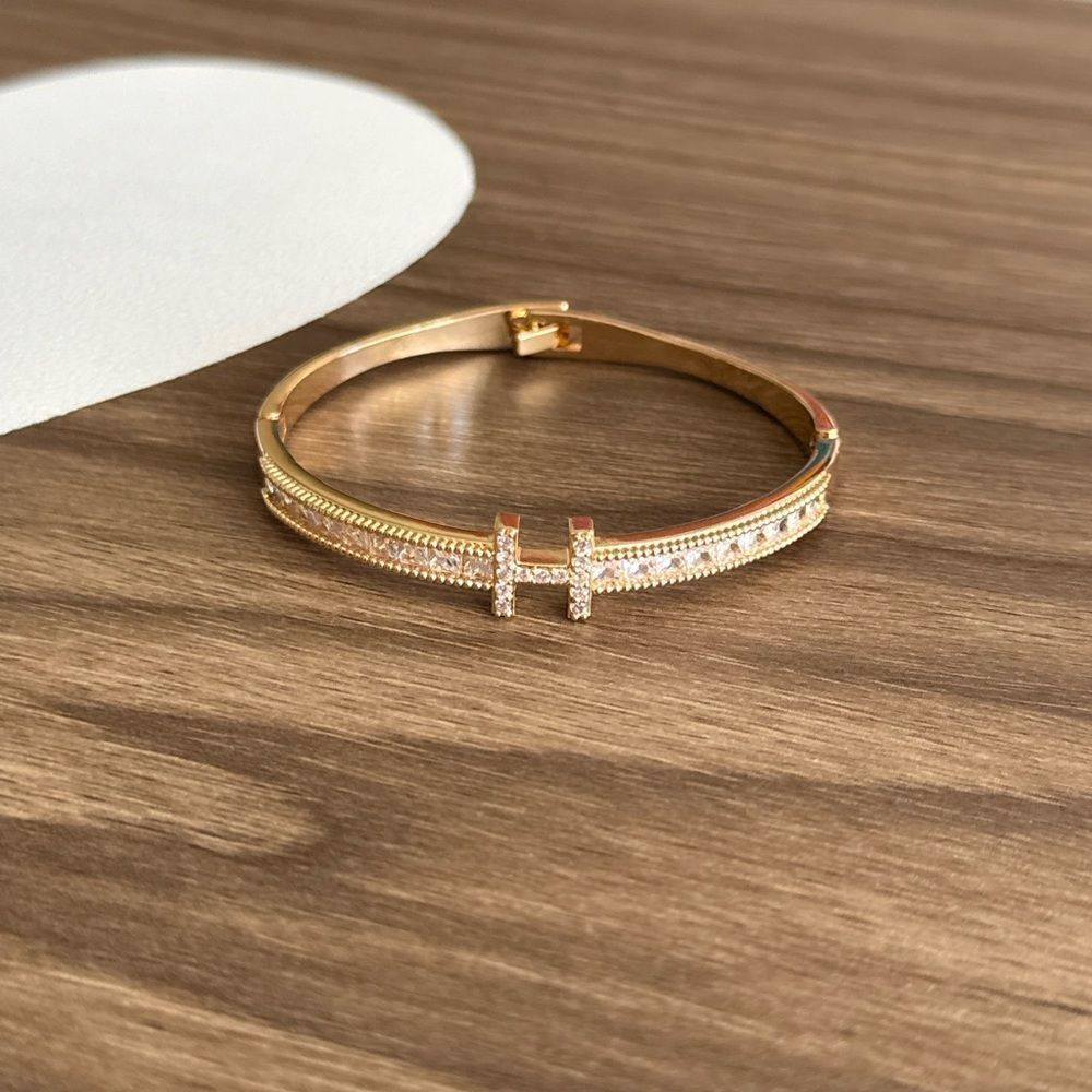 Elegant Gold Bracelet with Crystal Accents Q239